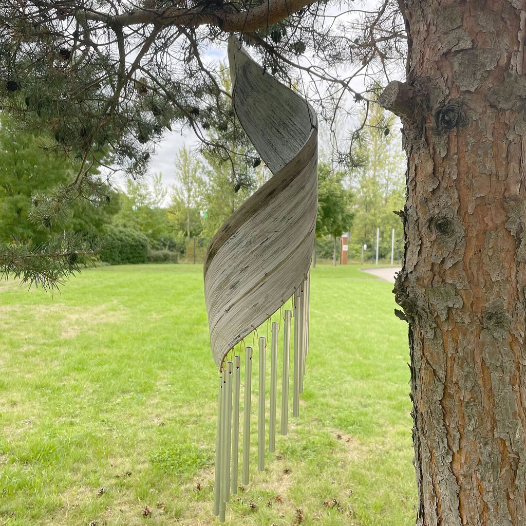 Carillon en feuille de coco dans un environnement naturel, décoration zen et apaisante