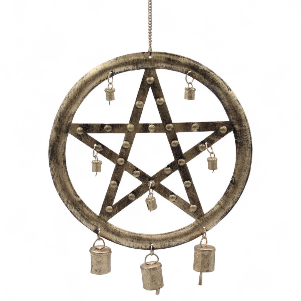 Carillon pentagramme suspendu en décoration intérieure, ambiance zen et harmonieuse