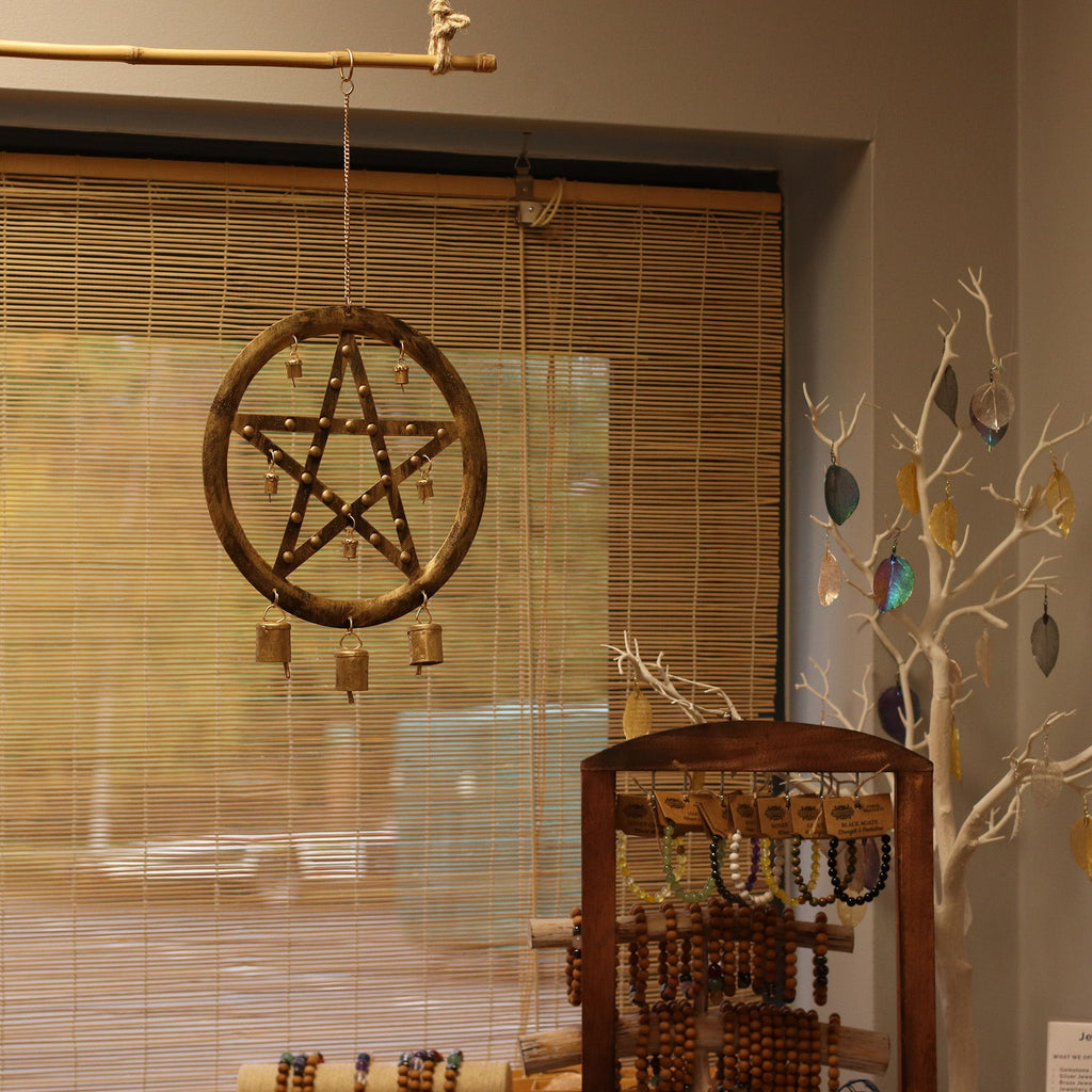 Carillon pentagramme en métal dans un intérieur, décoration spirituelle et atmosphère apaisante