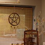Carillon pentagramme en métal dans un intérieur, décoration spirituelle et atmosphère apaisante
