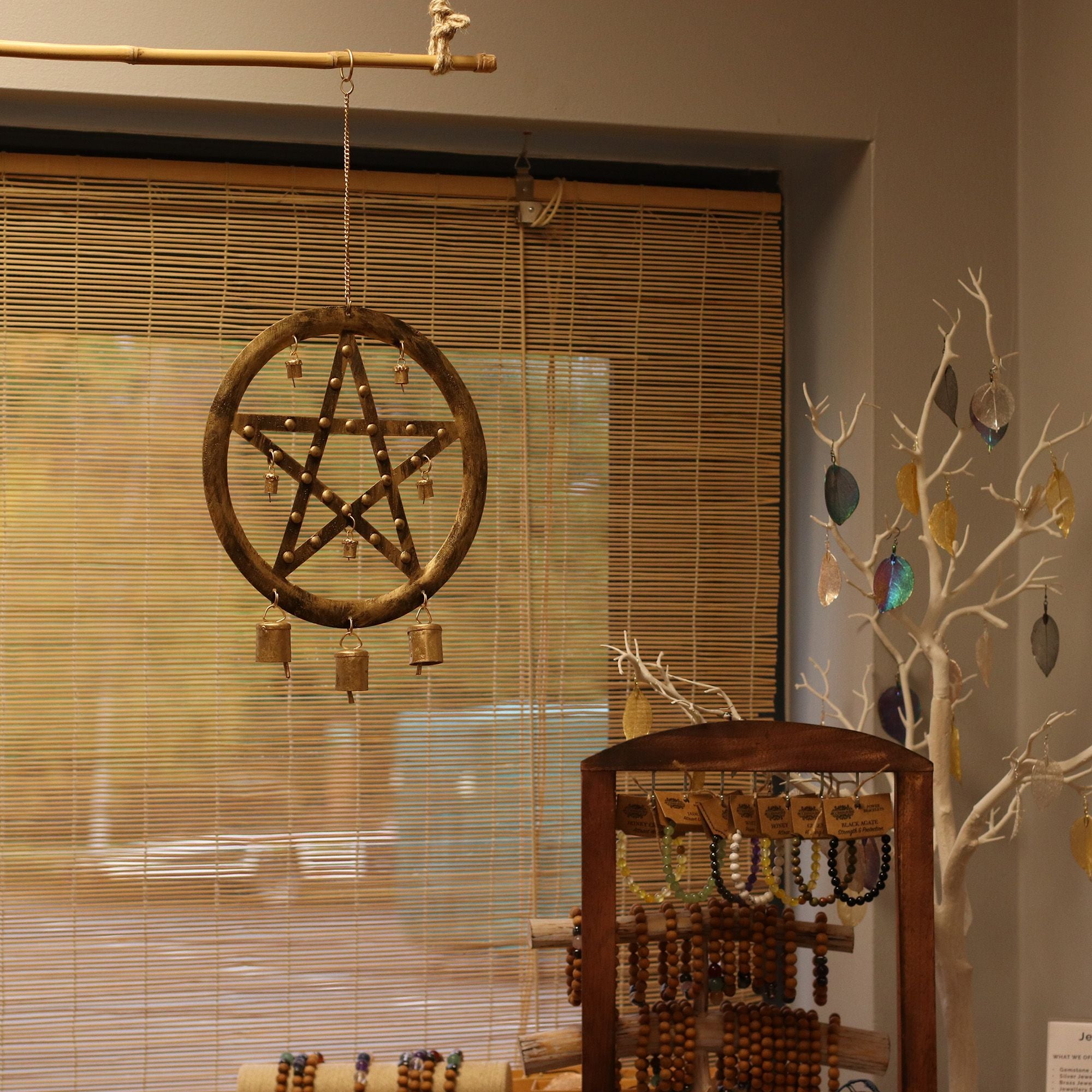 Carillon pentagramme en métal dans un intérieur, décoration spirituelle et atmosphère apaisante