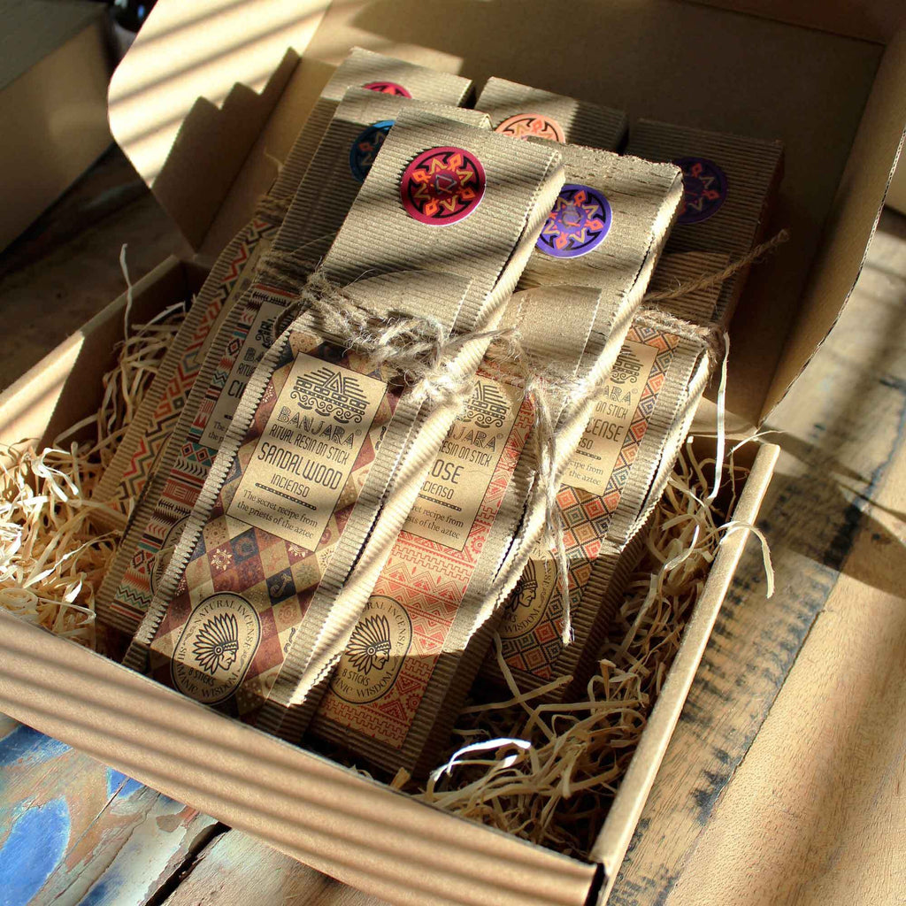 Coffret encens résine Banjara ouvert avec plusieurs senteurs disposées dans une boîte en carton dans une ambiance naturelle et chaleureuse