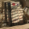 Coffret encens résine Banjara ouvert avec plusieurs senteurs disposées dans une boîte en carton dans une ambiance naturelle et chaleureuse