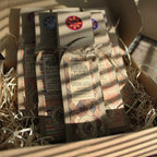 Coffret encens résine Banjara ouvert avec plusieurs senteurs disposées dans une boîte en carton dans une ambiance naturelle et chaleureuse