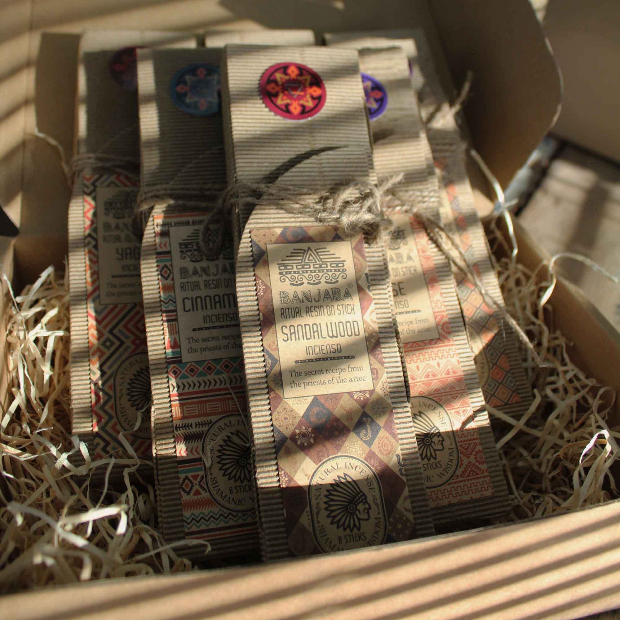 Coffret encens résine Banjara ouvert avec plusieurs senteurs disposées dans une boîte en carton dans une ambiance naturelle et chaleureuse
