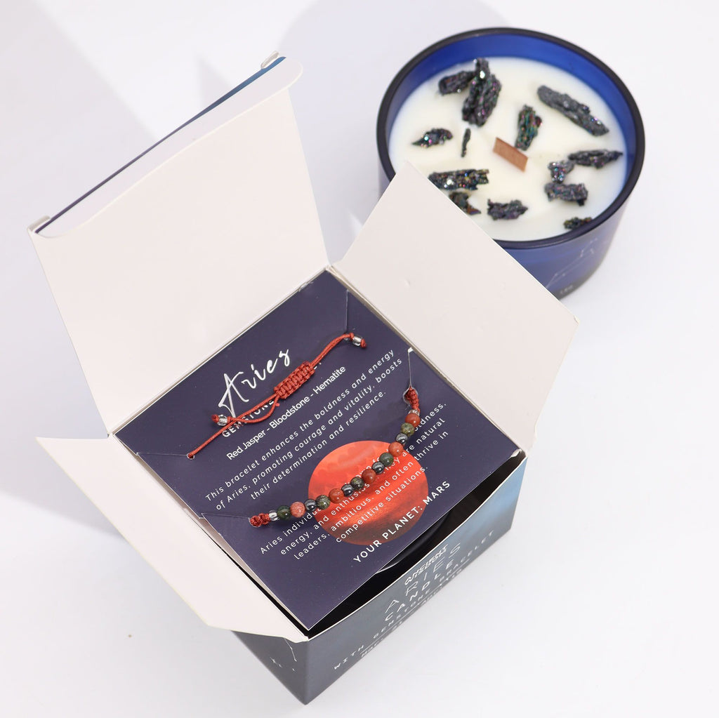 Boîte Belier ouverte contenant bracelet en pierres naturelles et bougie parfumée aux cristaux pour rituel bien-être