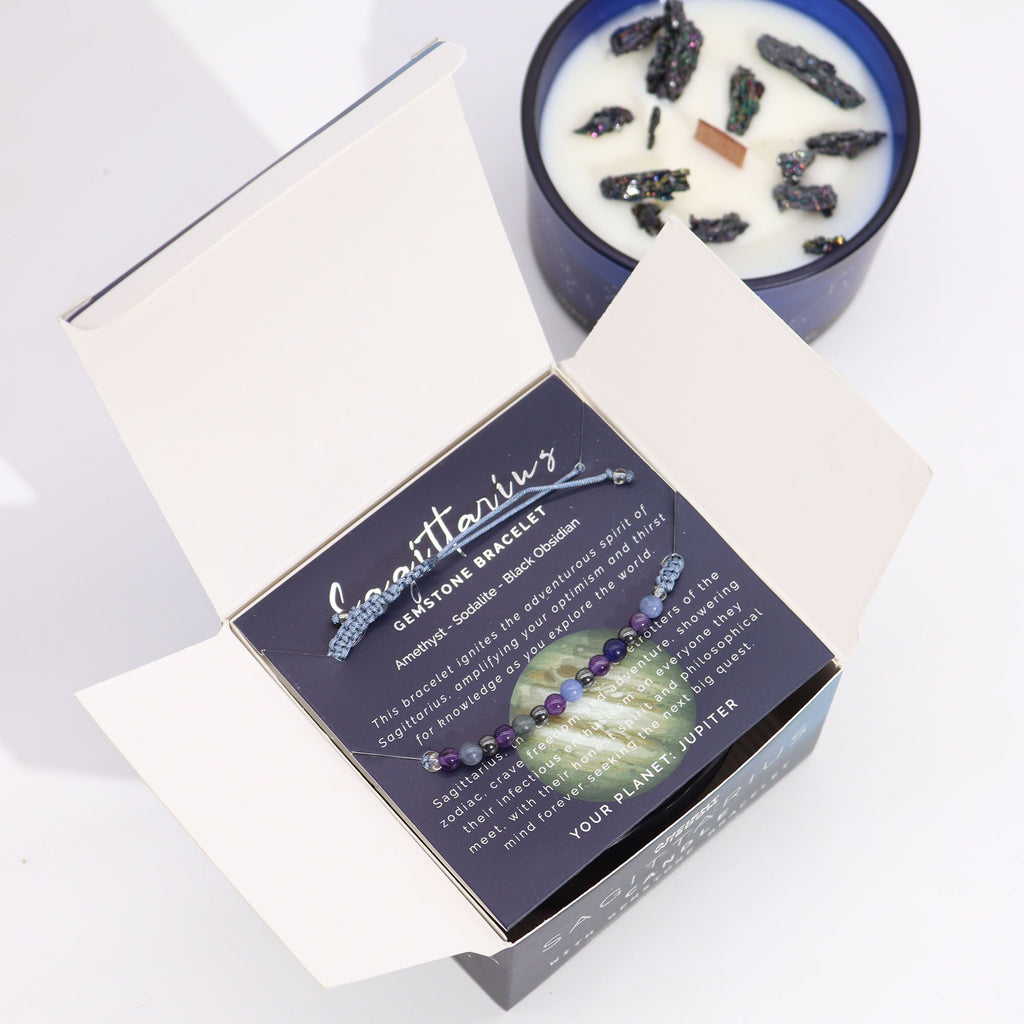 Boîte Sagittaire ouverte contenant bracelet en pierres naturelles et bougie parfumée aux cristaux pour rituel bien-être