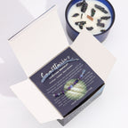 Boîte Sagittaire ouverte contenant bracelet en pierres naturelles et bougie parfumée aux cristaux pour rituel bien-être