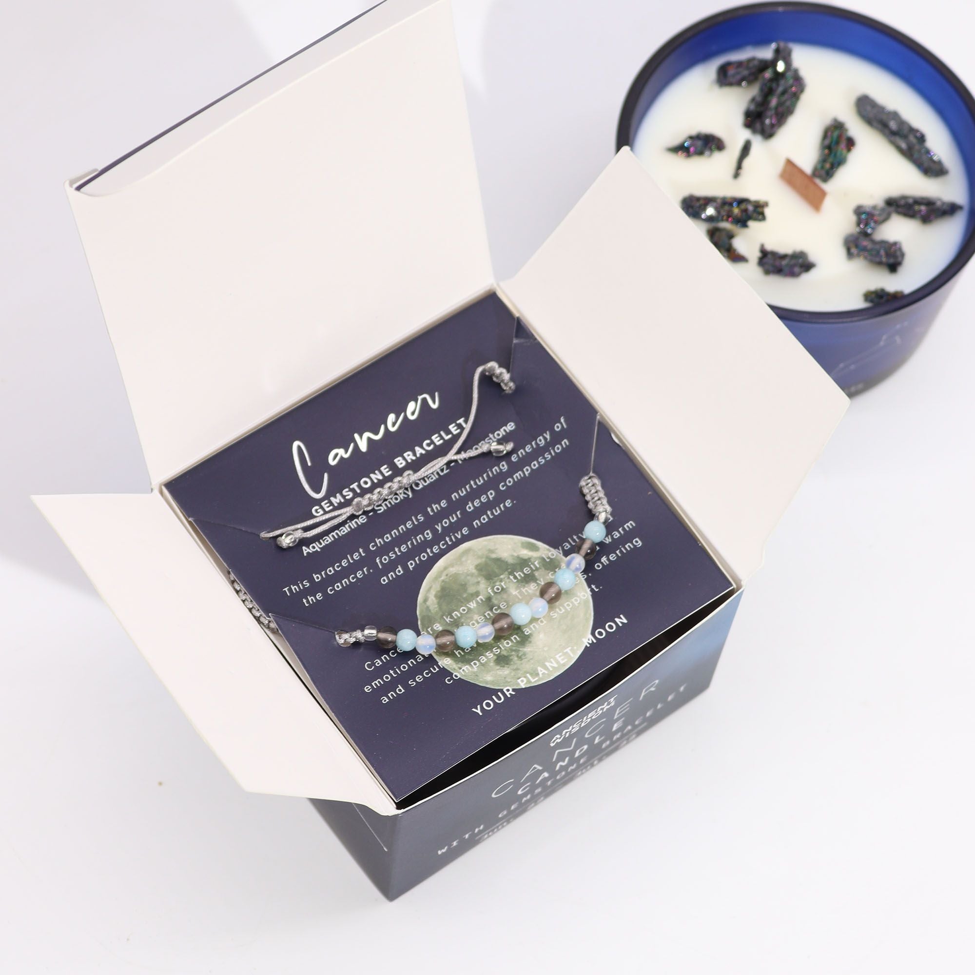 Boîte cancer ouverte contenant bracelet en pierres naturelles et bougie parfumée aux cristaux pour rituel bien-être