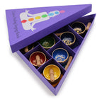 Coffret pyramide ouvert montrant 7 bols chantants chakras avec compartiments et maillets en bois