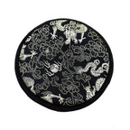 Coussin noir décoré de motifs traditionnels pour bol chantant, support stable pour méditation et relaxation