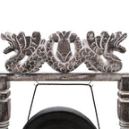 détail du support en bois sculpté pour gong balinais noir, finition artisanale traditionnelle