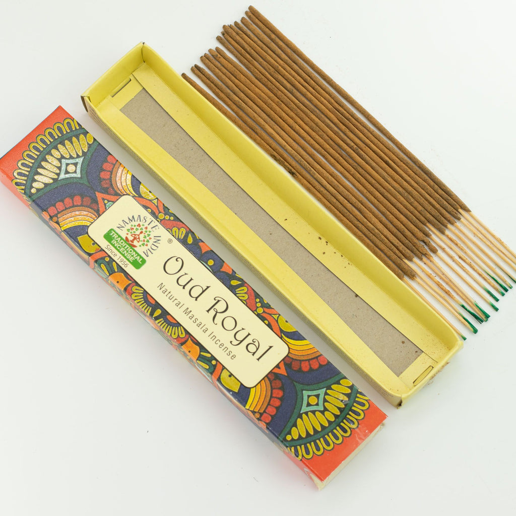 Boîte ouverte encens Oud Royal avec bâtonnets alignés et packaging mandala