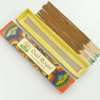 Boîte ouverte encens Oud Royal avec bâtonnets alignés et packaging mandala