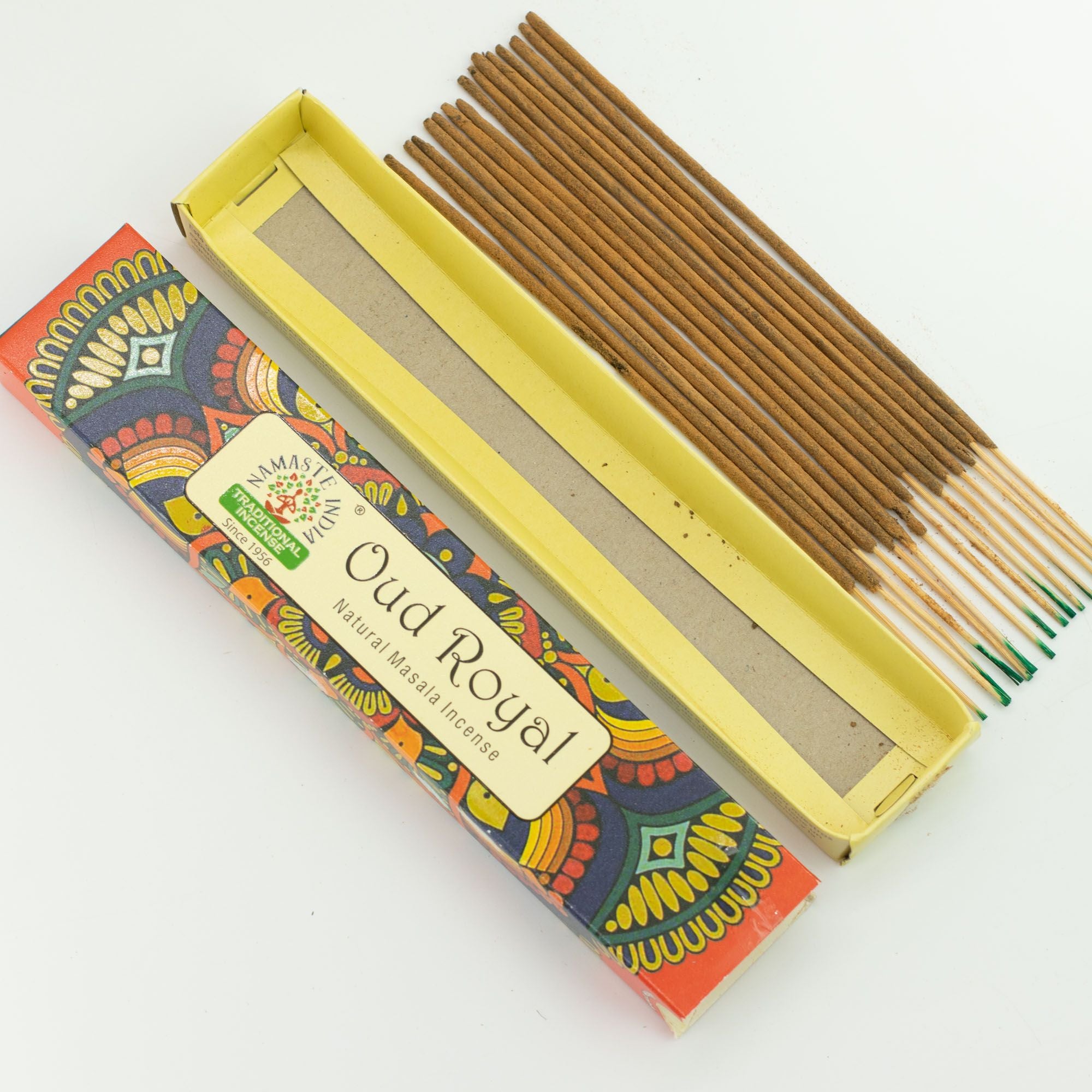 Boîte ouverte encens Oud Royal avec bâtonnets alignés et packaging mandala