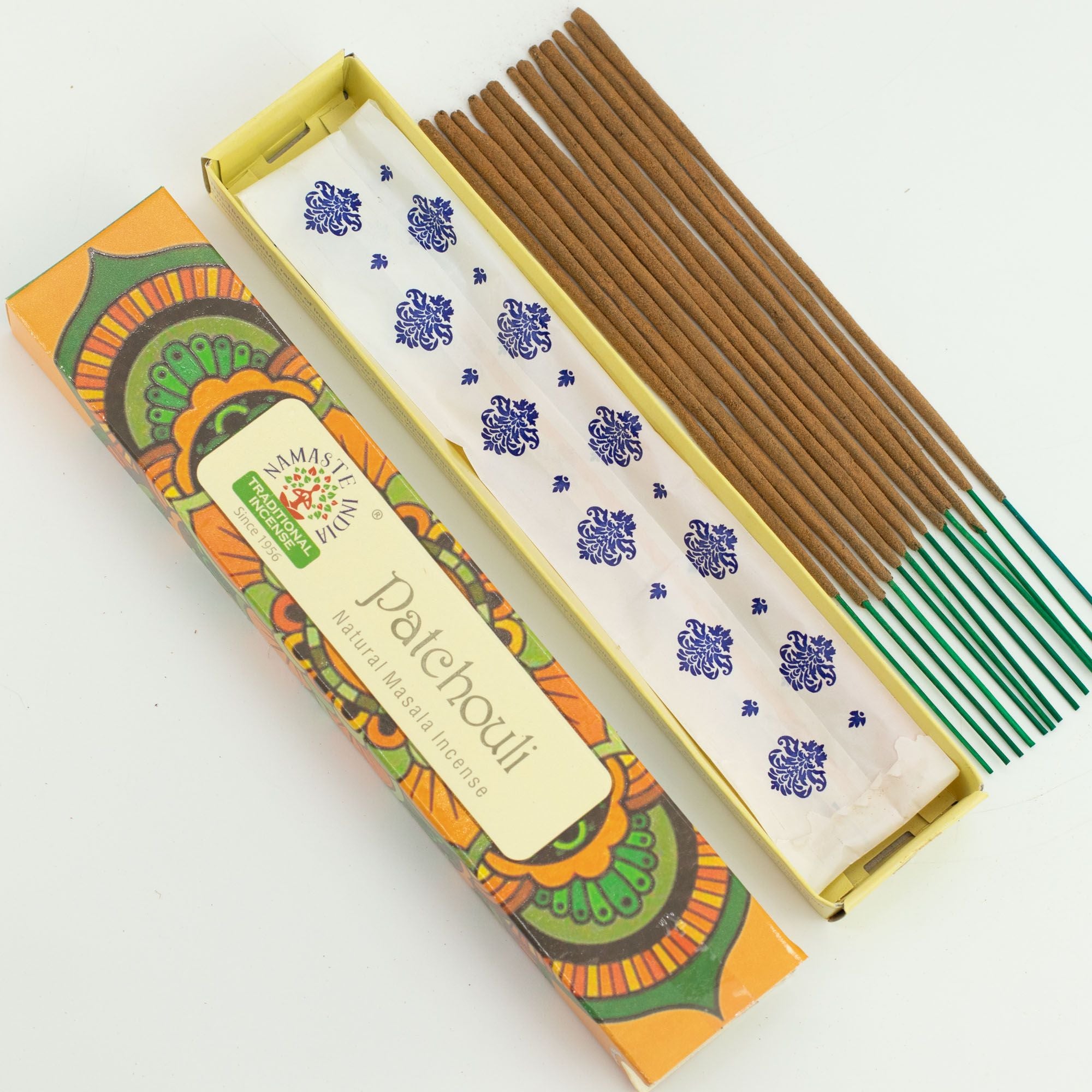 Boîte ouverte encens patchouli avec bâtonnets alignés et packaging mandala
