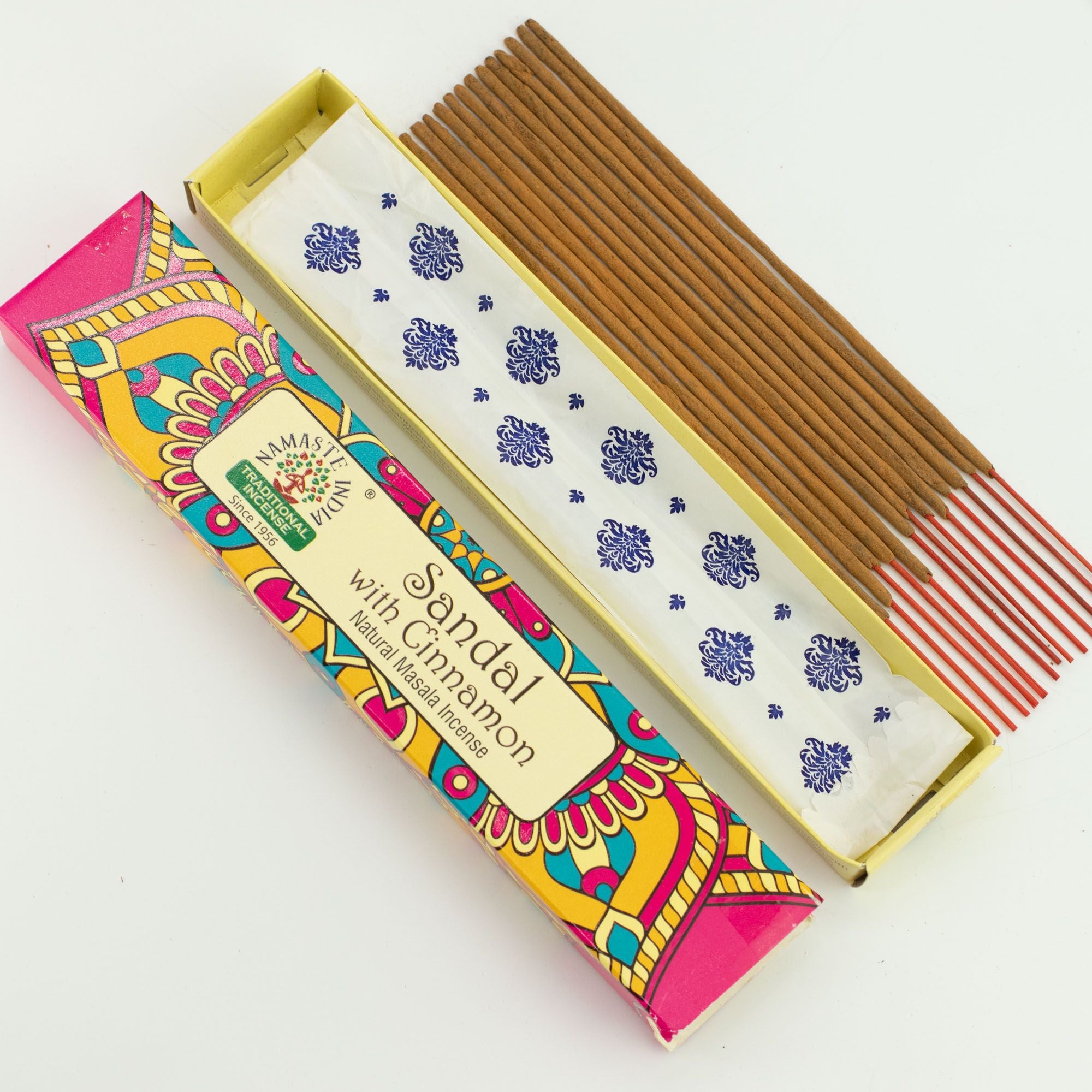 Boîte ouverte encens santal cannelle avec bâtonnets alignés et packaging mandala