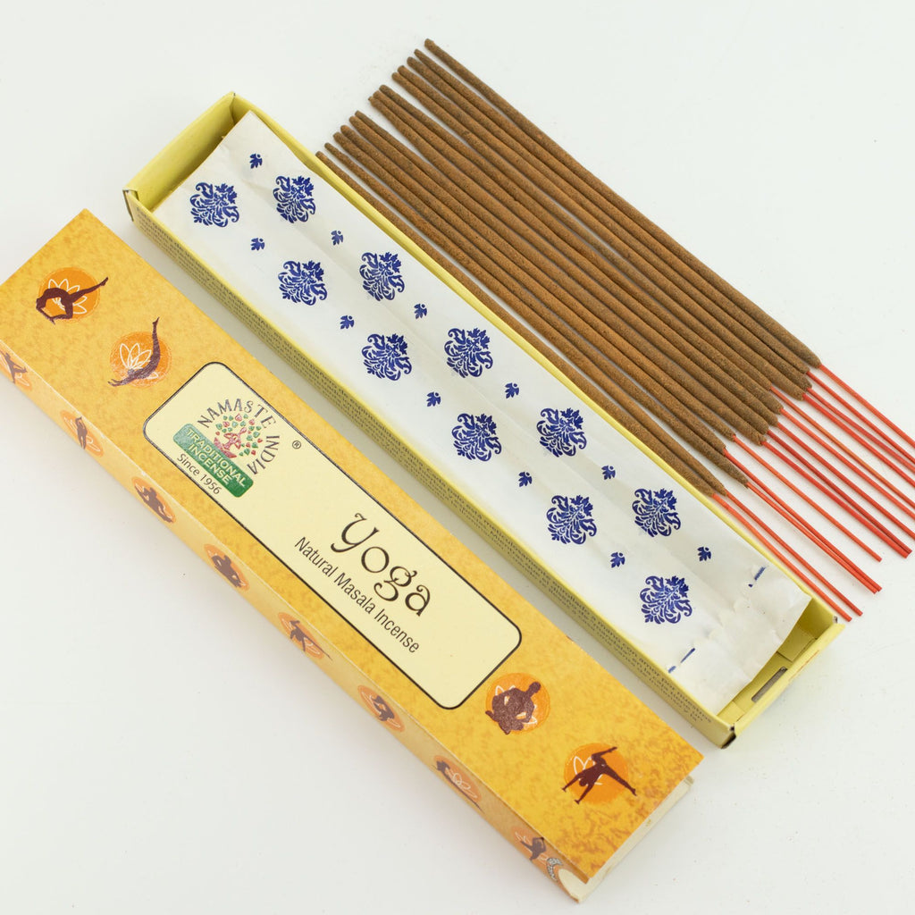 Boîte ouverte encens yoga avec bâtonnets alignés et packaging mandala