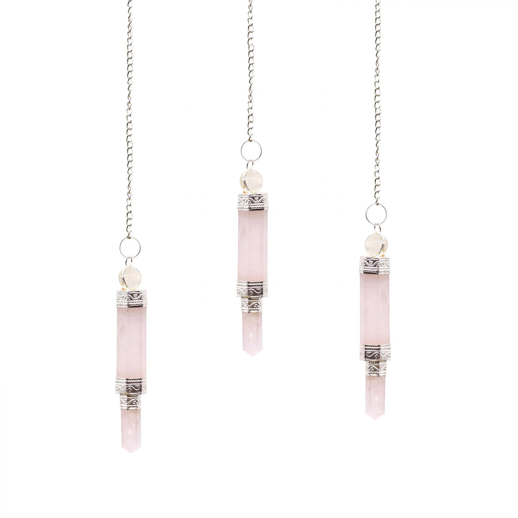 plusieurs pendules triples en quartz rose suspendus montrant différentes formes pour la divination et l’énergie