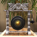 gong de méditation noir placé dans un espace zen, décoration spirituelle pour relaxation et yoga