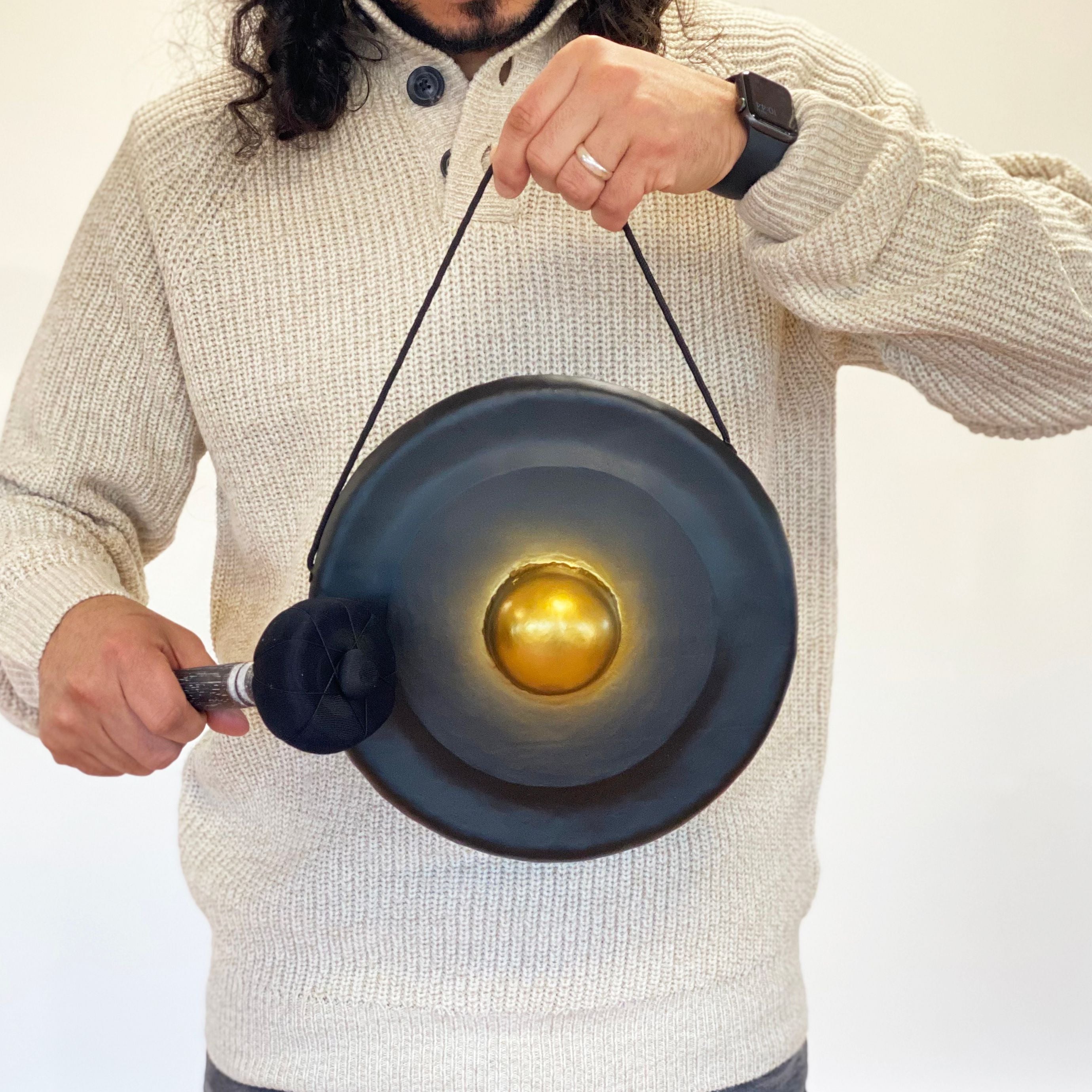 personne tenant un gong de méditation noir 25 cm, taille compacte idéale pour usage quotidien