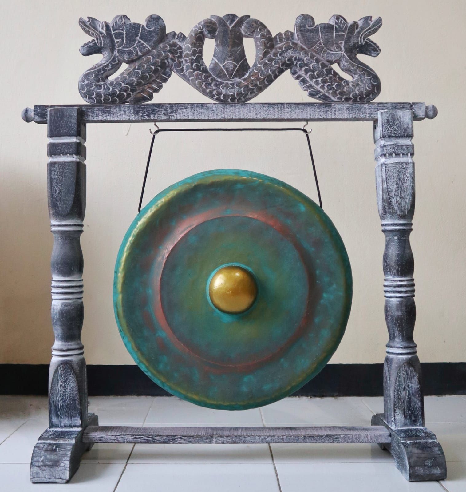 Gong de méditation balinais 35 cm greenwash avec support en bois sculpté, instrument artisanal pour relaxation et rituel sonore