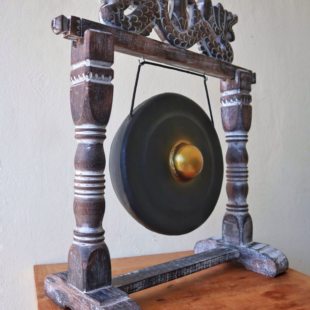 gong balinais noir vu en angle avec support bois, instrument de relaxation et rituel énergétique