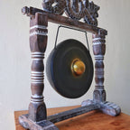 gong balinais noir vu en angle avec support bois, instrument de relaxation et rituel énergétique