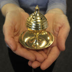 encensoir en laiton grand format tenu dans les mains montrant sa taille et sa finition artisanale