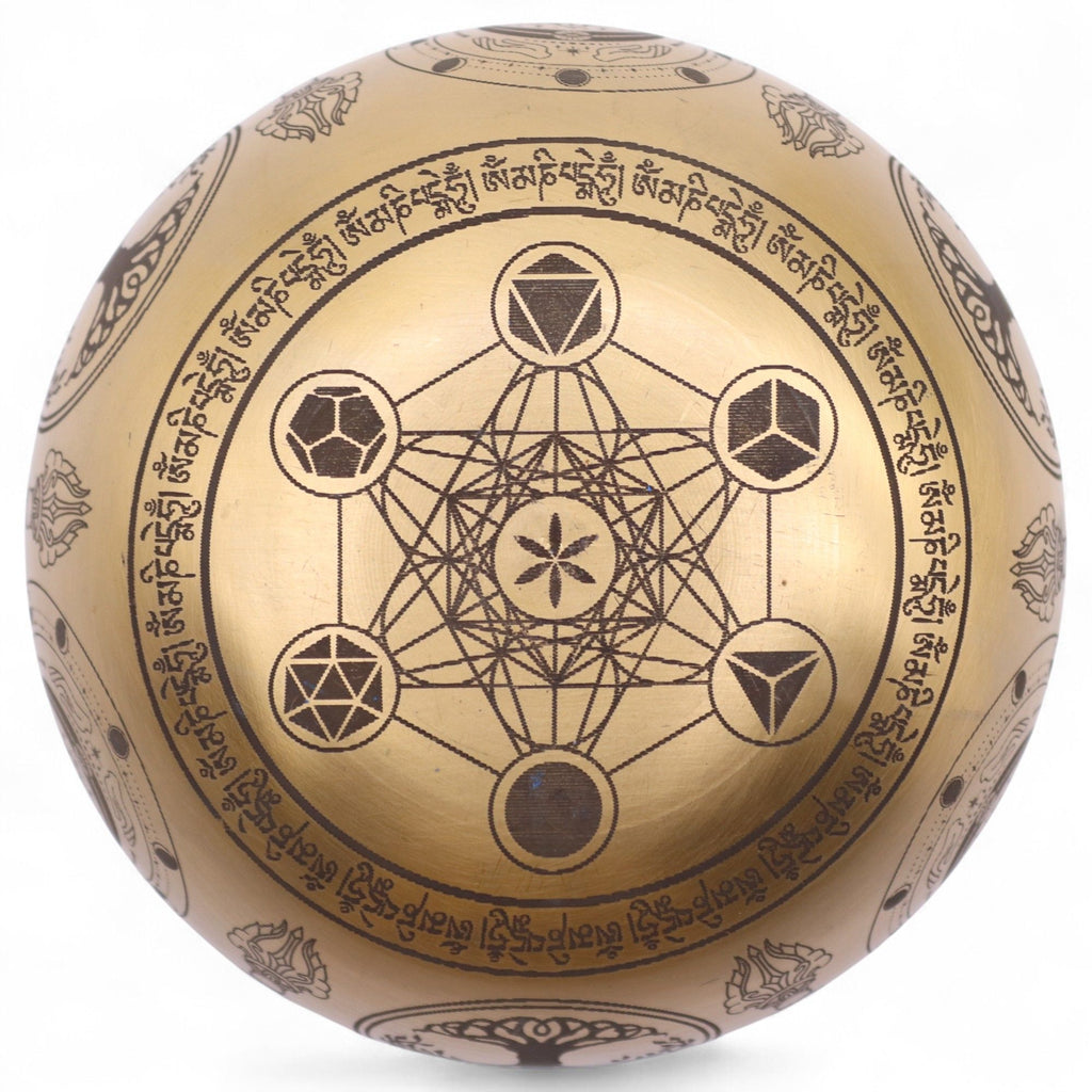 Dessous d’un bol chantant tibétain bouddha avec gravure de géométrie sacrée et symboles spirituels