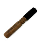 Maillet en bois avec embout pour bol chantant utilisé pour produire des vibrations sonores en méditation