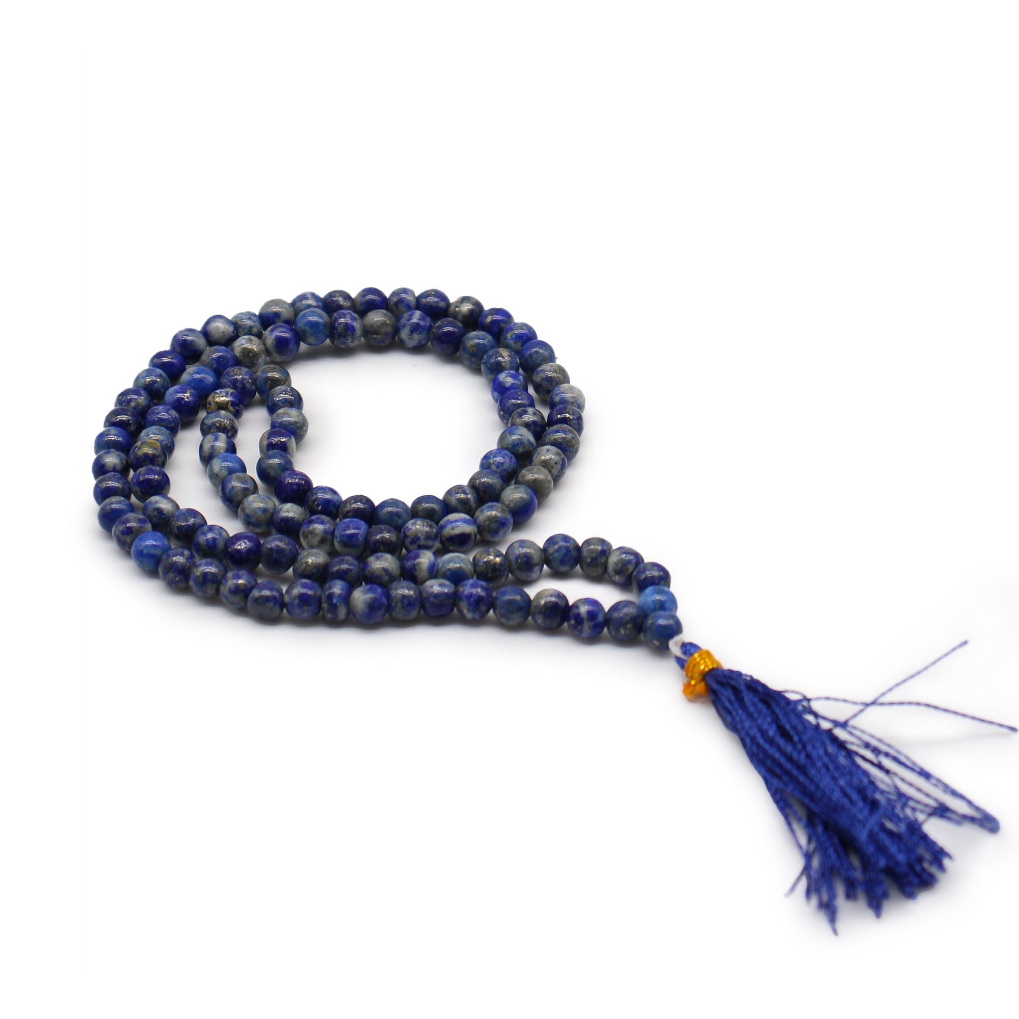 Mala 108 perles en pierre naturelle lapis lazuli avec pompon bleu, collier de meditation en perles rondes pose sur fond blanc, bijou spirituel pour yoga et relaxation
