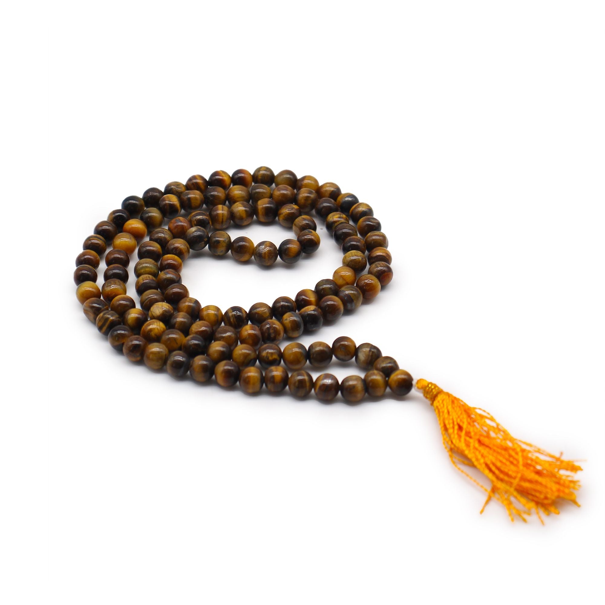 Mala 108 perles en pierre naturelle oeil de tigre avec pompon orange, collier de meditation en perles rondes pose sur fond blanc, bijou spirituel pour yoga et relaxation