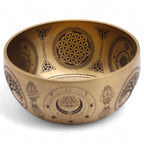 Motifs de fleur de vie et symboles énergétiques gravés à l’intérieur d’un bol chantant tibétain