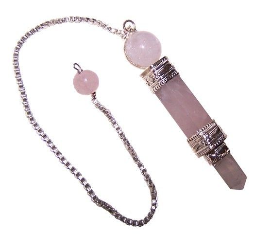 pendule triple en quartz rose avec chaîne argentée utilisé pour la radiesthésie et le développement de l’intuition