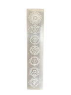 Plaque en selenite avec symboles des chakras pour equilibrer les energies et harmoniser les centres energetiques