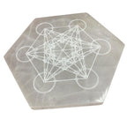 Plaque selenite hexagonale detail geometrie sacree pour alignement energetique et harmonisation des energies