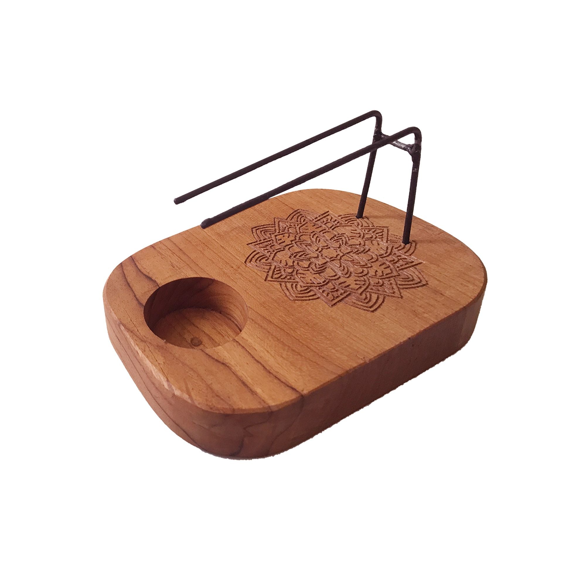 Support palo santo en bois de teck motif mandala détaillé, porte encens et bâtons de fumigation