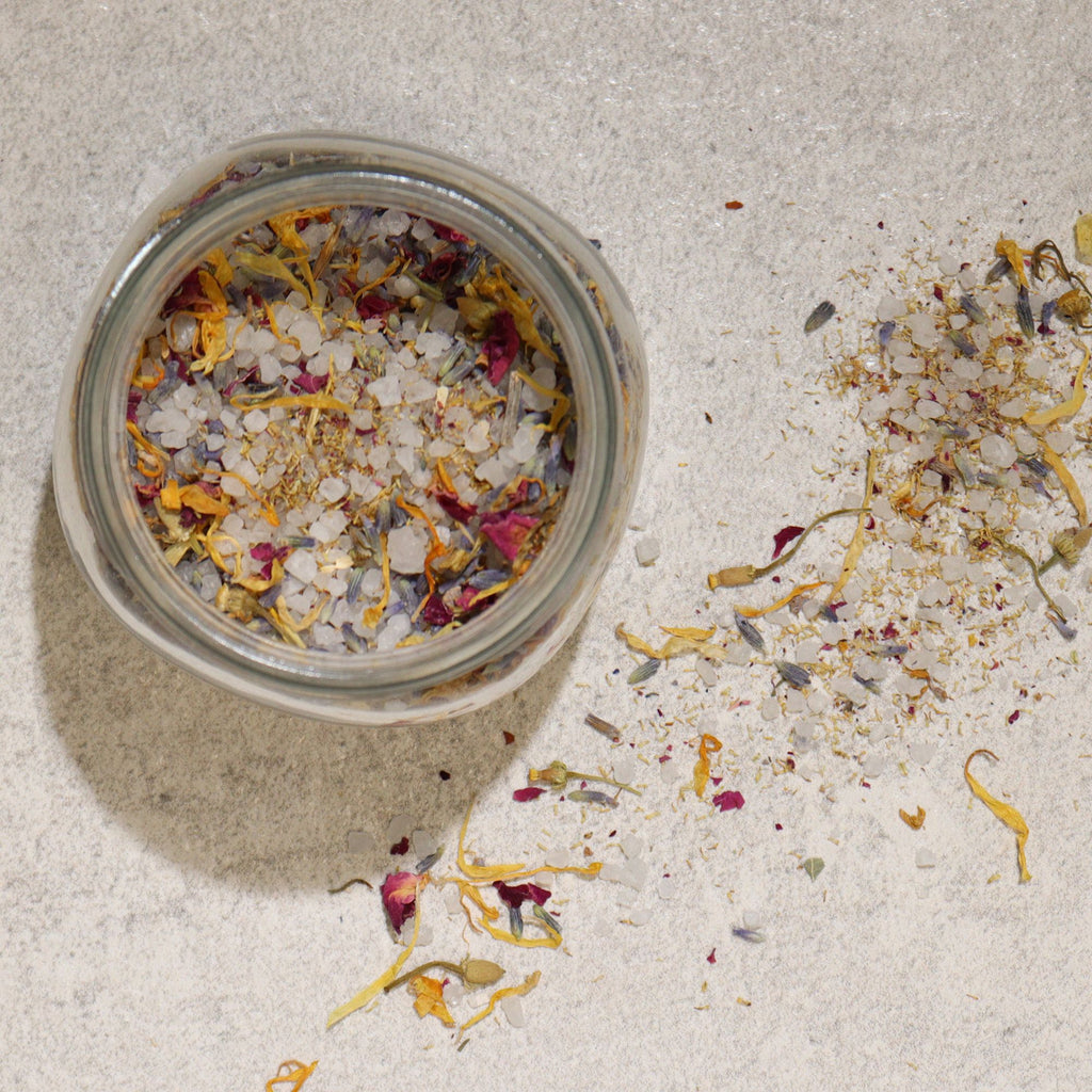 bain floral naturel dans un bol avec mélange de plantes pour rituel spa maison
