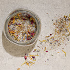 bain floral naturel dans un bol avec mélange de plantes pour rituel spa maison