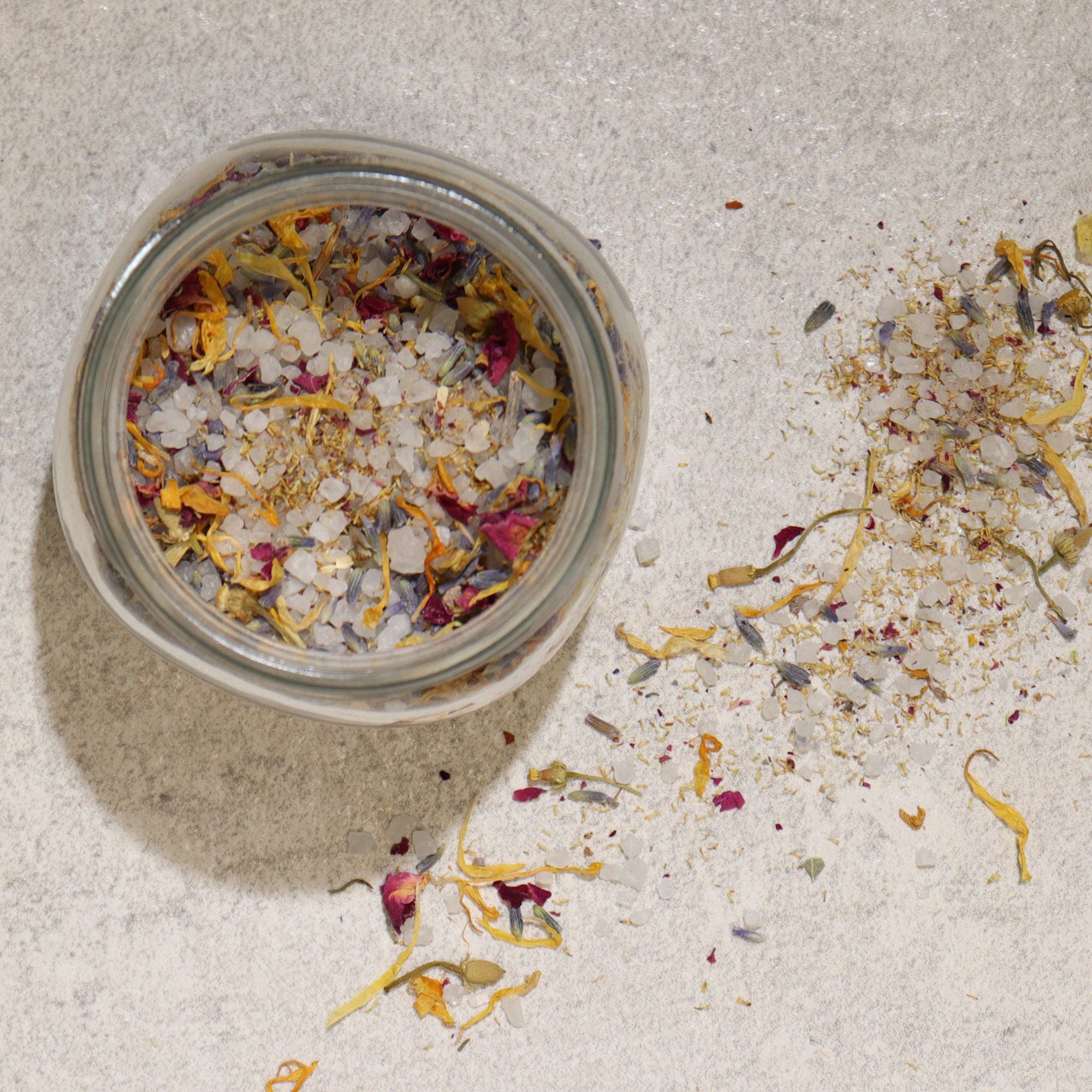 bain floral naturel dans un bol avec mélange de plantes pour rituel spa maison