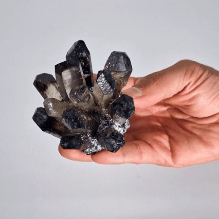 quartz fumé cluster taille réelle dans la main pierre naturelle