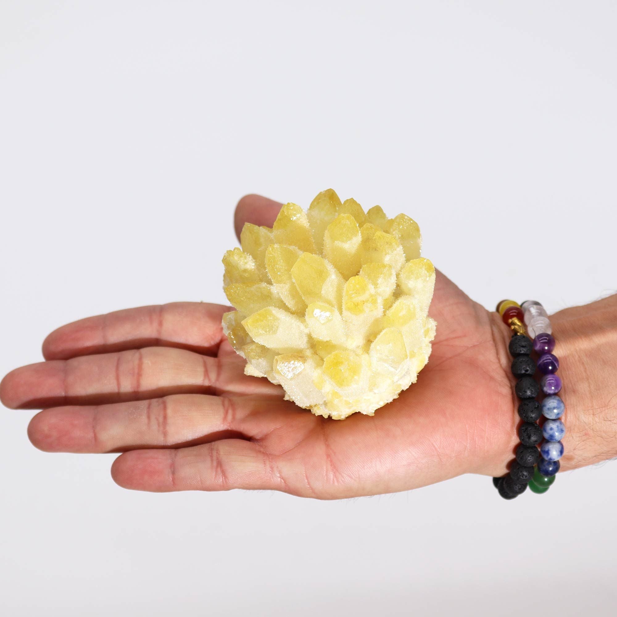 cluster quartz jaune posé sur main aperçu taille et volume