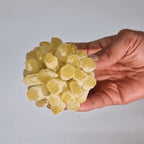 quartz jaune cluster taille réelle dans la main pierre naturelle