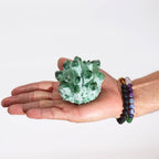  cluster quartz vert posé sur main aperçu taille et volume