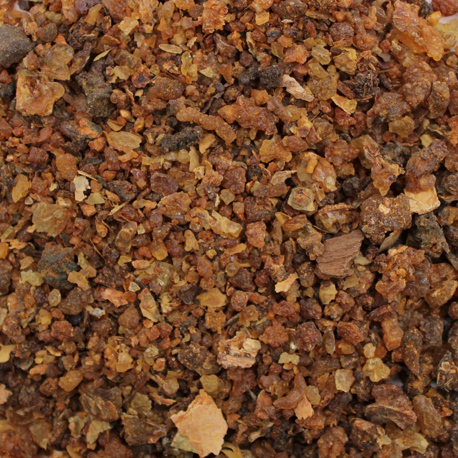Gros plan sur des grains de résine de myrrhe brun doré en vrac, présenté en vrac