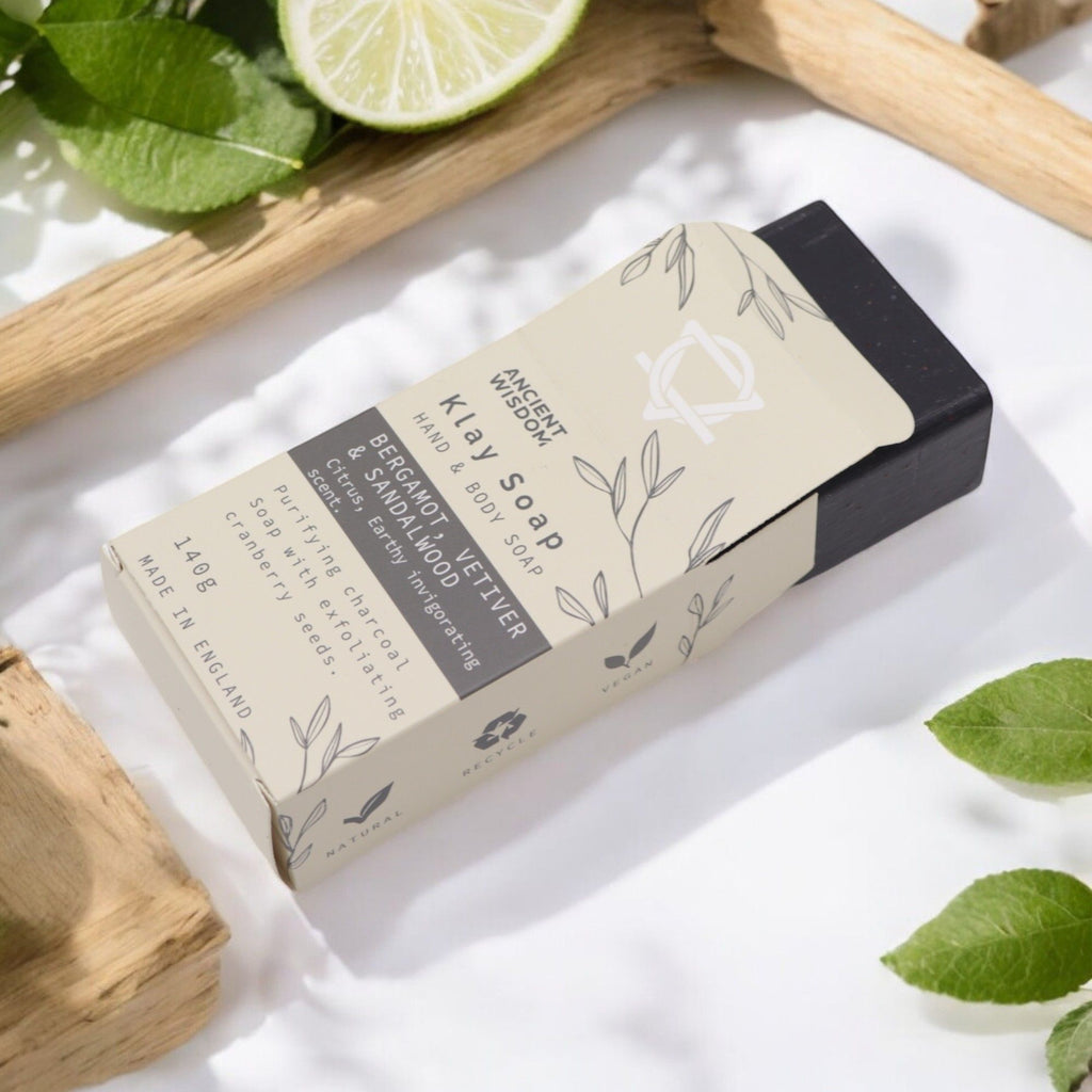 Savon naturel bergamote santal ambiance fraîche et boisée sortant du packaging dans ambiance naturelle