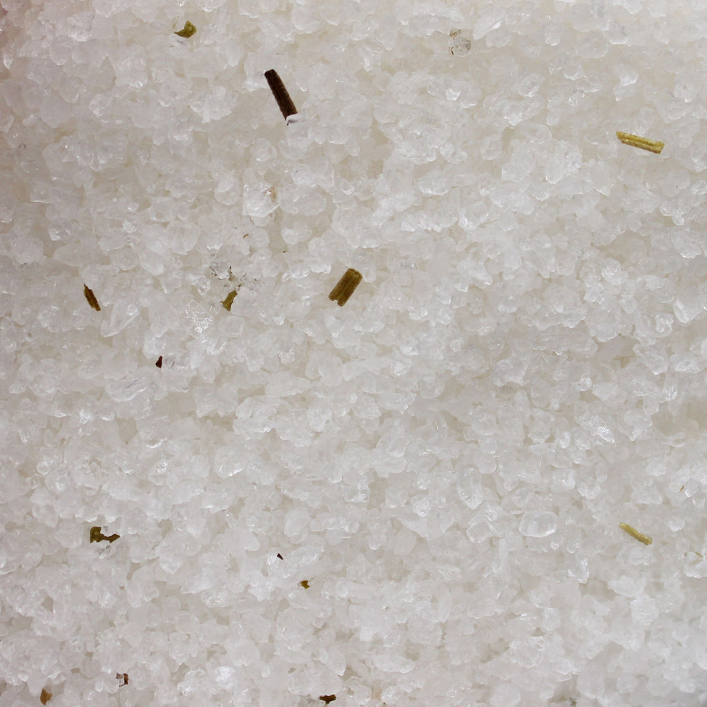 Texture de sel rose de l’Himalaya avec herbes naturelles pour purification et clarté mentale