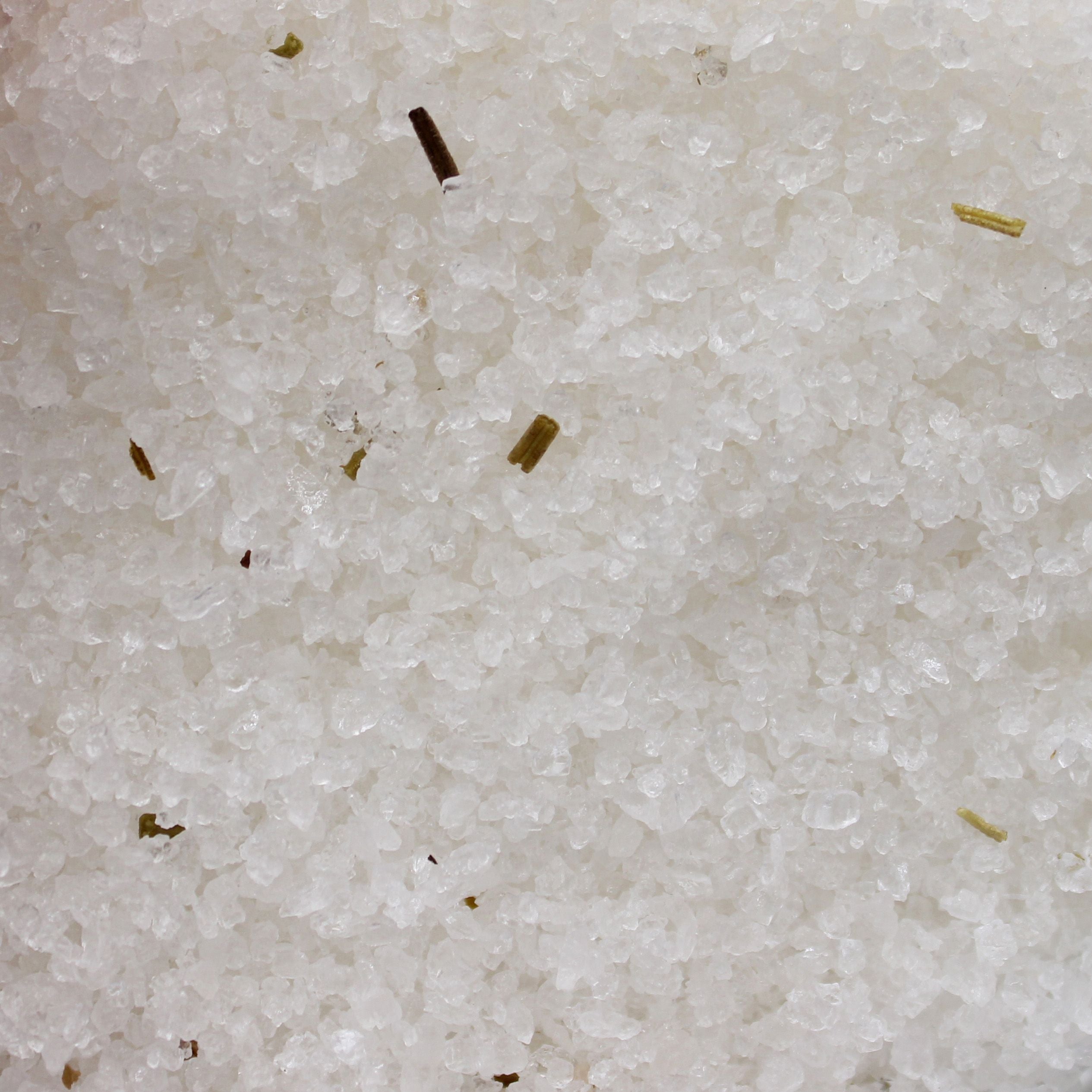 Texture de sel rose de l’Himalaya avec herbes naturelles pour purification et clarté mentale