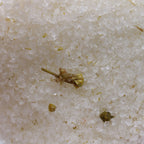 Texture de sel rose de l’Himalaya avec fleurs et minéraux pour soin de la peau et régénération